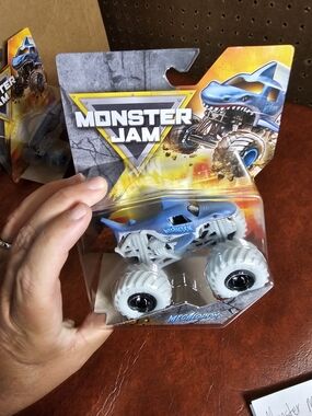 Megalodon Ghost Crew Crew 2025 Series 1 1:64 Gray Tires